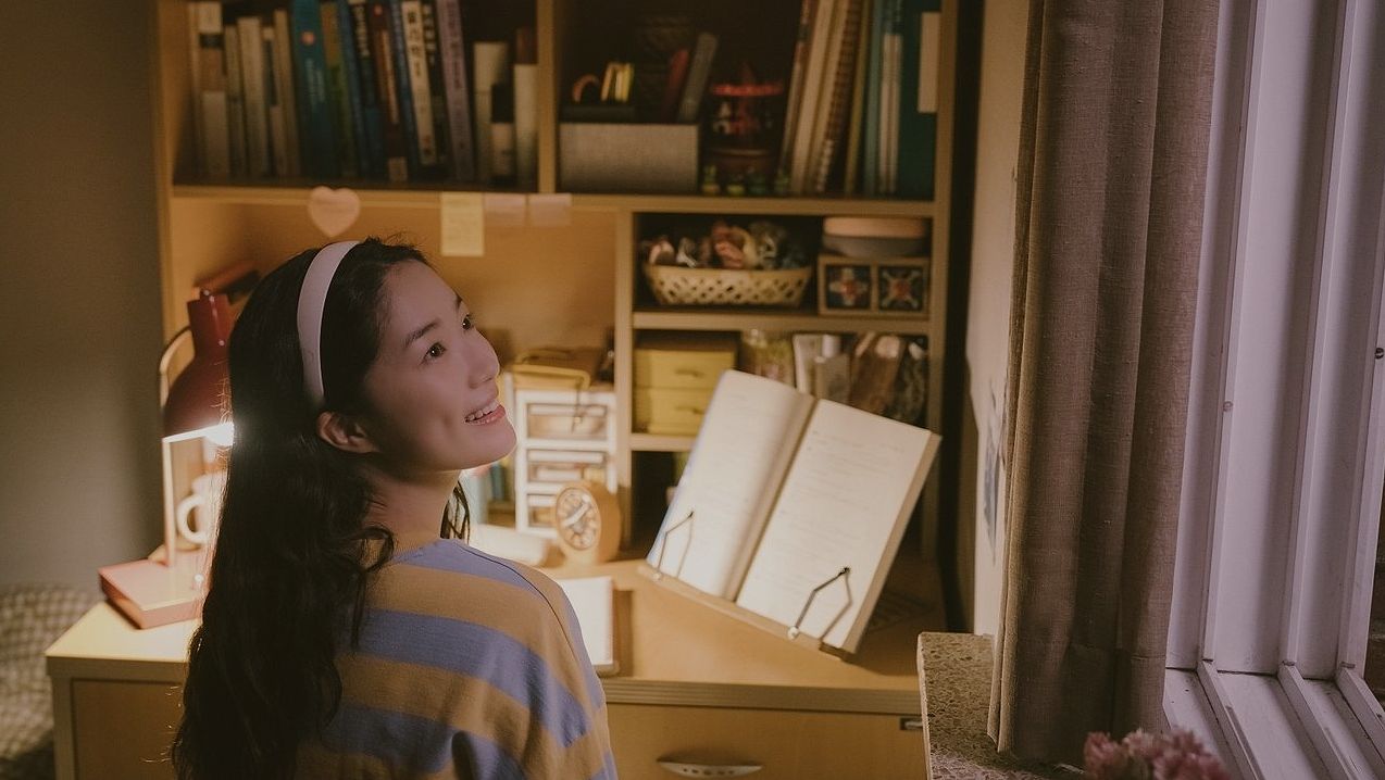 เมื่อคลื่นวิทยุพาใจข้ามเวลา: รีวิว ‘ปาฏิหาริย์รักข้ามเวลา’ หนังรักอบอุ่นที่เกินคำว่าโรแมนติก