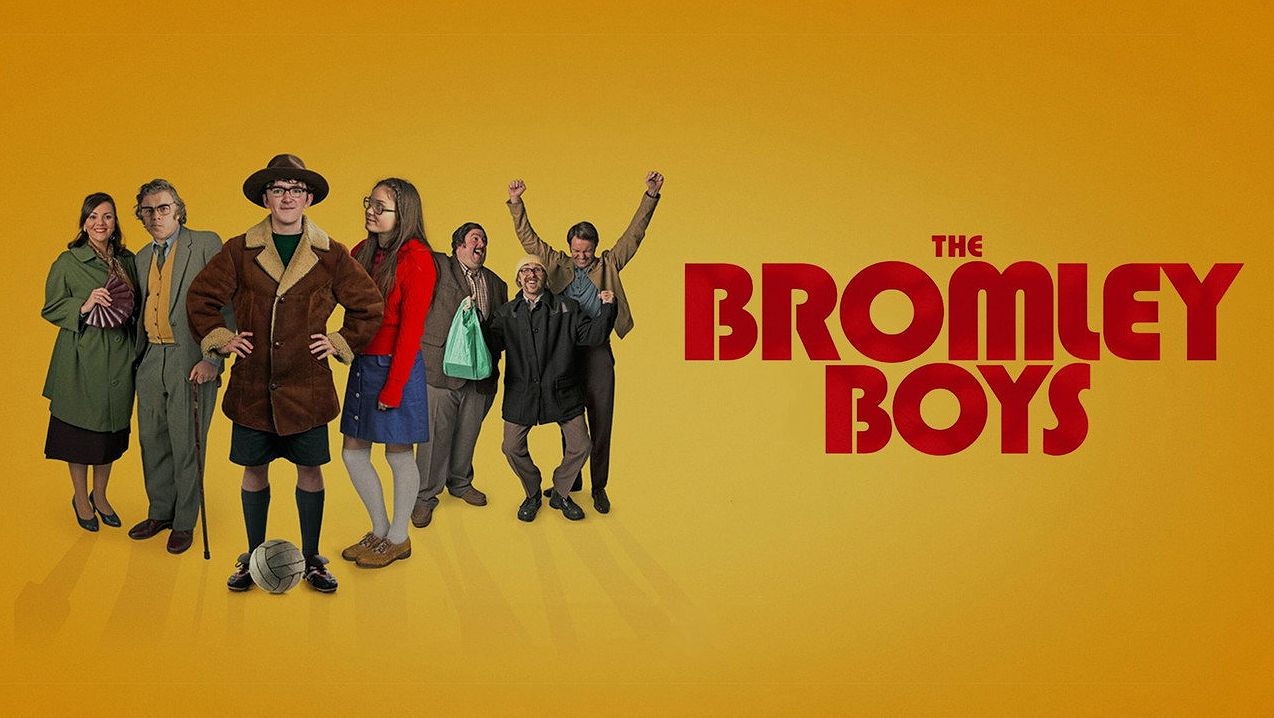 เมื่อทีมบอลสุดห่วยกลายเป็นบทเรียนรักครั้งแรก! รีวิว The Bromley Boys หนังตลกอังกฤษที่อบอุ่นหัวใจ